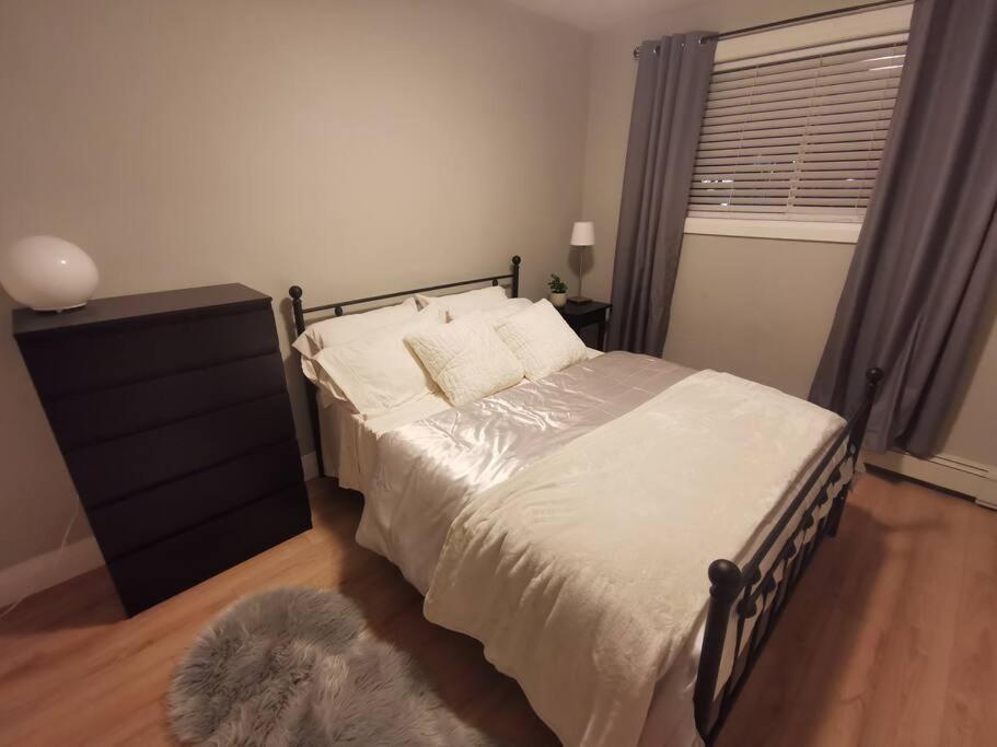 Modern 1 Bedroom Apartment In Wortley Village London Exteriör bild